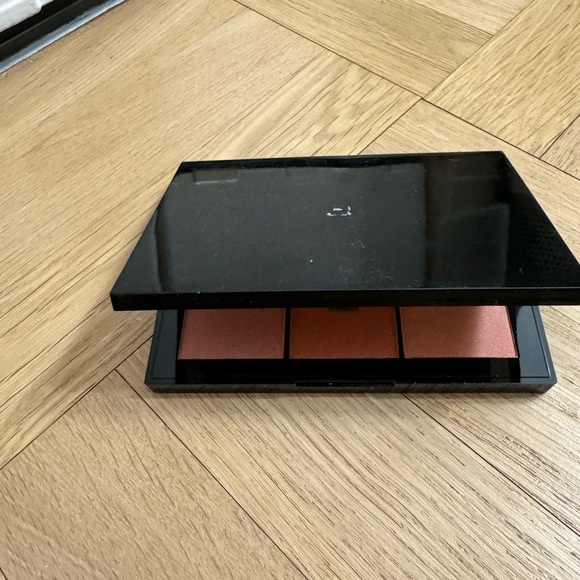 DOUCCE Posh Powder Palette - Blush and Highlighter Palette - Picture 2 of 3
